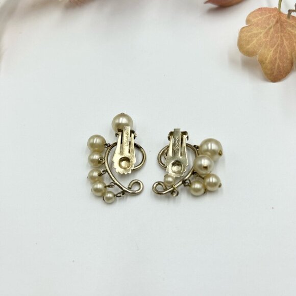 Vintage Coro Faux Pearls Clip on Earrings - Picture 3 of 5